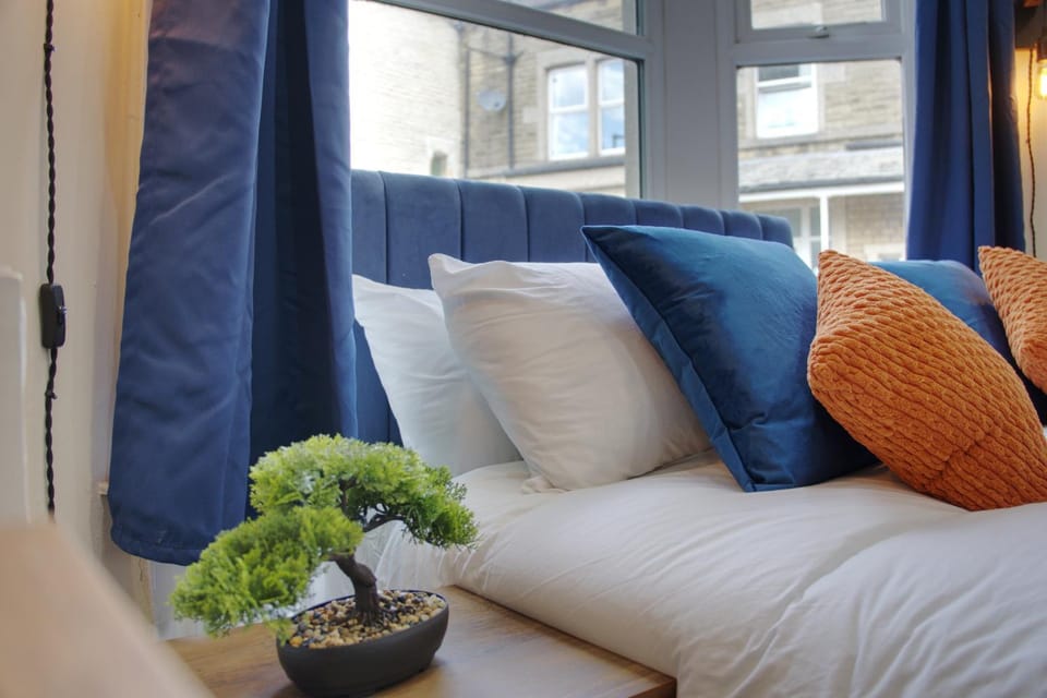 Bed, Seating area, Bedroom