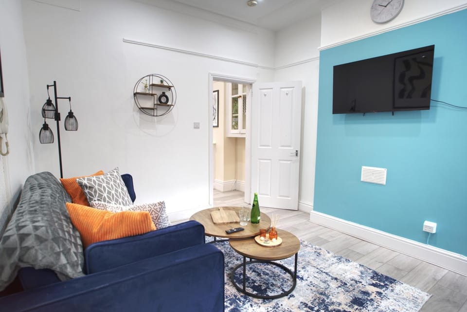 TV and multimedia, Living room, Seating area, Evening entertainment