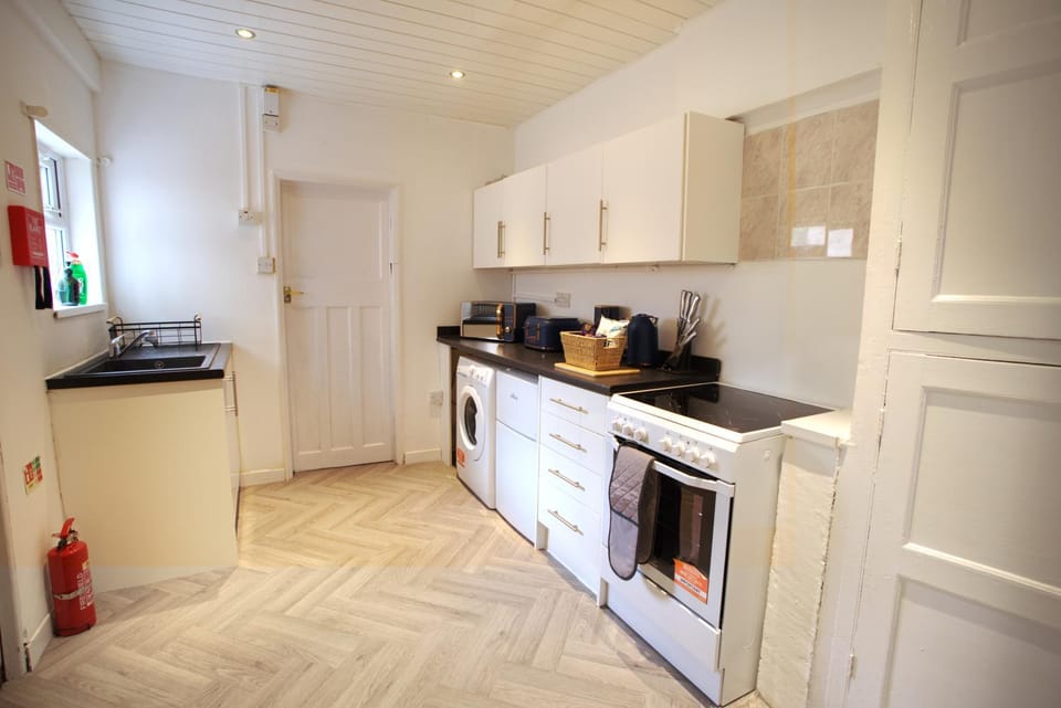 Coffee/tea facilities, Kitchen or kitchenette, dishwasher, oven, pet friendly, toaster