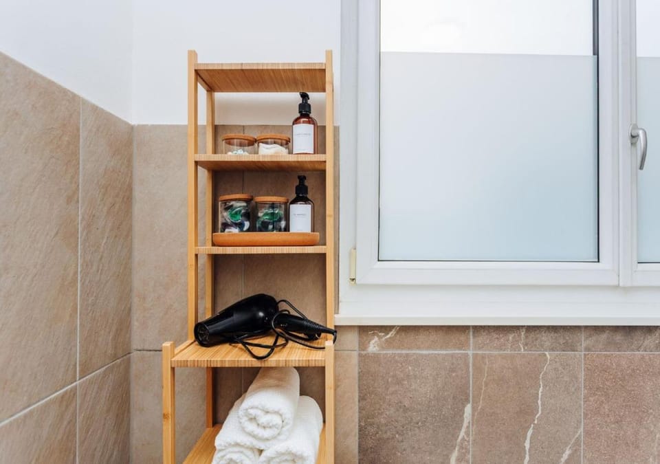 Bathroom, hair dryier, towels