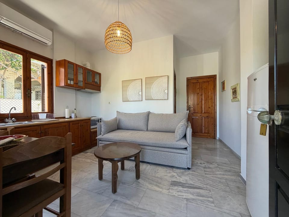 Living room, Seating area, Dining area, oven