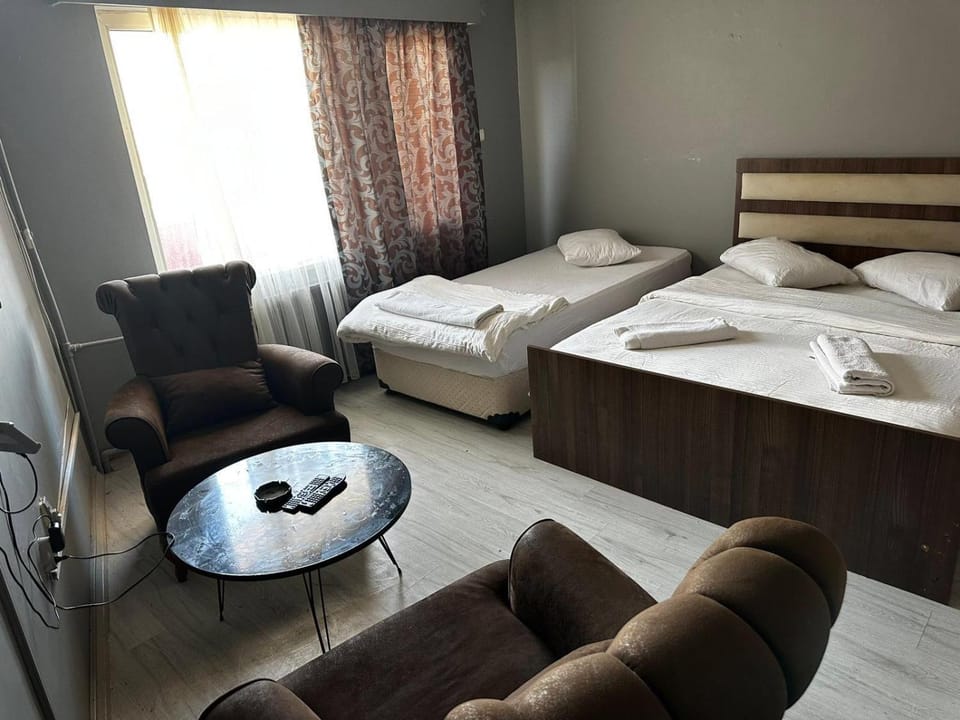 Bed, TV and multimedia, Living room, Photo of the whole room, Seating area, Bedroom, towels