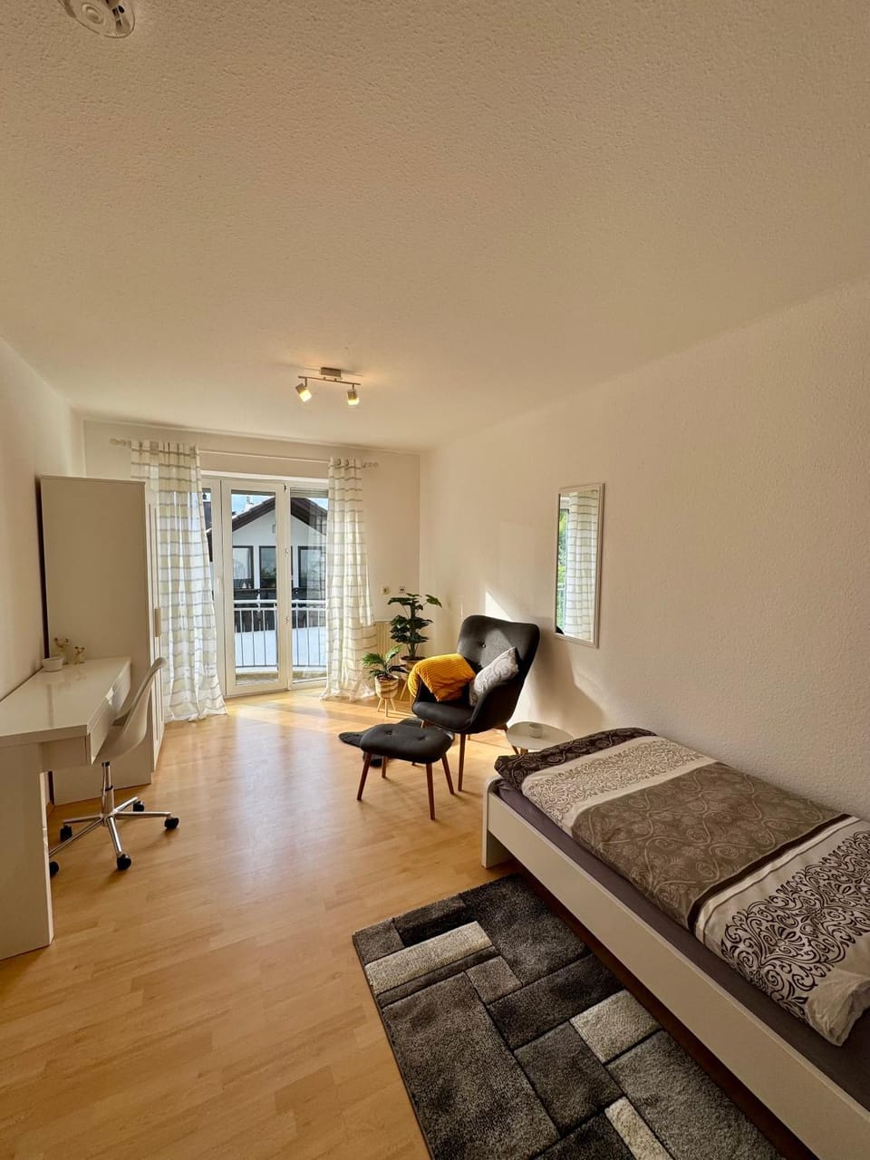 Bed, Photo of the whole room, Seating area, Bedroom
