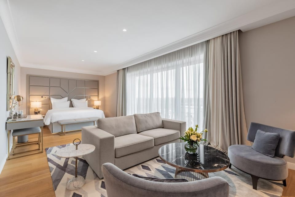 Bed, Seating area