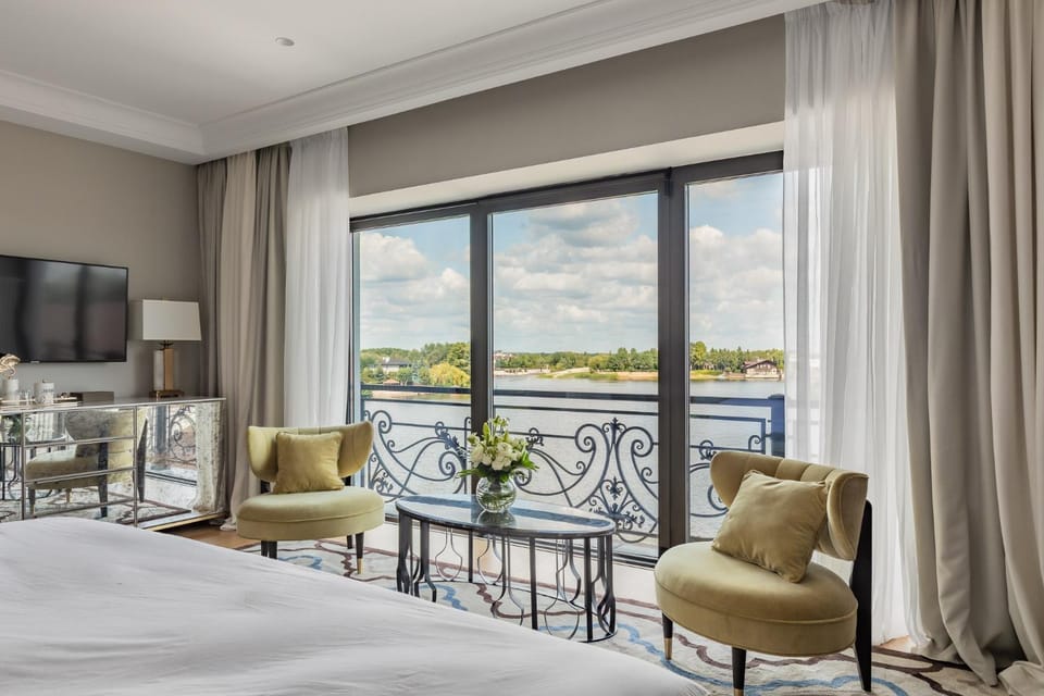 Bed, Natural landscape, View (from property/room), Balcony/Terrace, Photo of the whole room, Seating area, River view