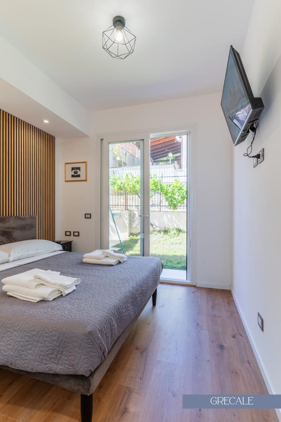 Bed, TV and multimedia, Photo of the whole room, Bedroom