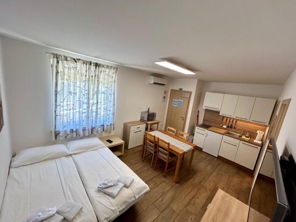 Living room, Time of day, kitchen