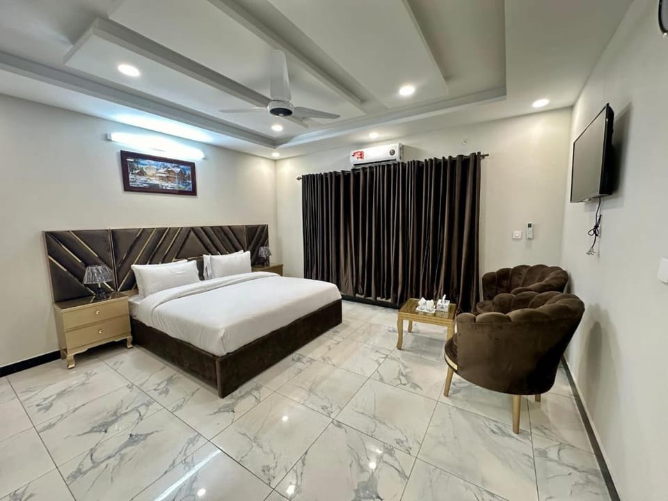 Communal lounge/ TV room, Bed, TV and multimedia, Living room, Photo of the whole room, Seating area, Evening entertainment, Bedroom, air conditioner