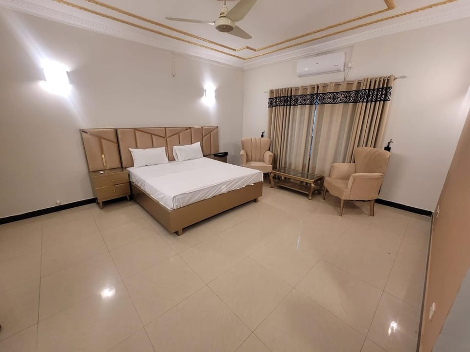 Bed, Living room, Photo of the whole room, Seating area, Bedroom, fireplace, air conditioner