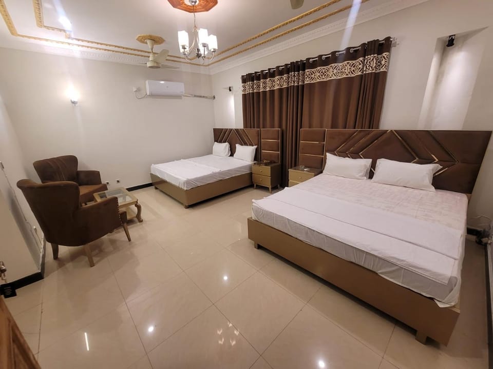 Bed, Living room, Photo of the whole room, Seating area, Bedroom, fireplace, air conditioner