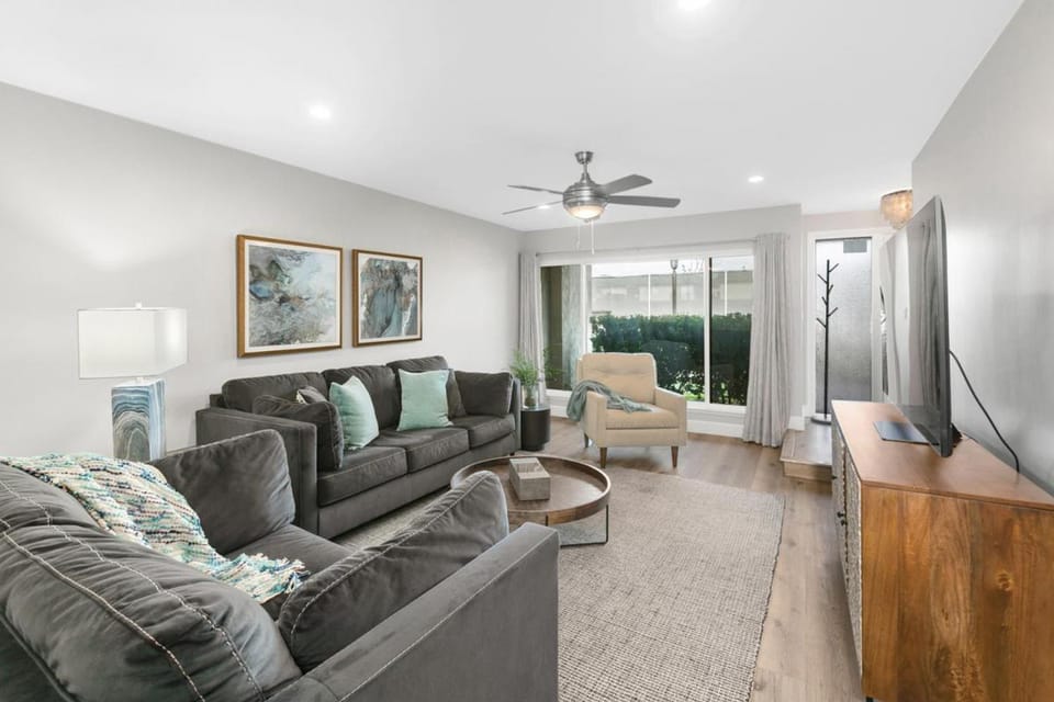 Solana Beach Escape, Beach Access, AC, Pools, Spa, Tennis Courts & Clubhouse Views House in Del Mar