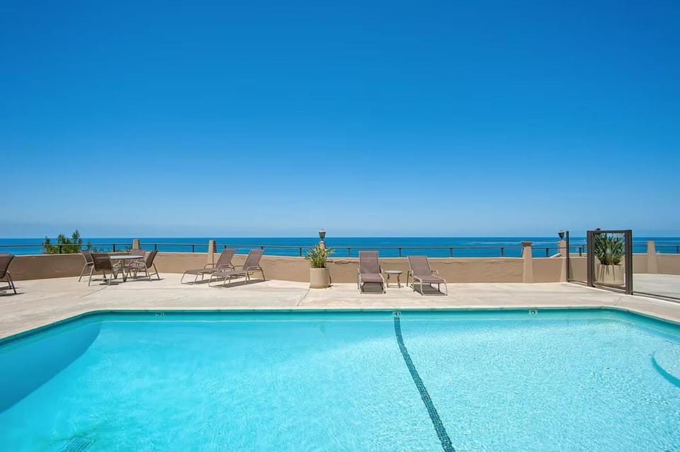 Solana Beach Escape, Beach Access, AC, Pools, Spa, Tennis Courts & Clubhouse Views House in Del Mar