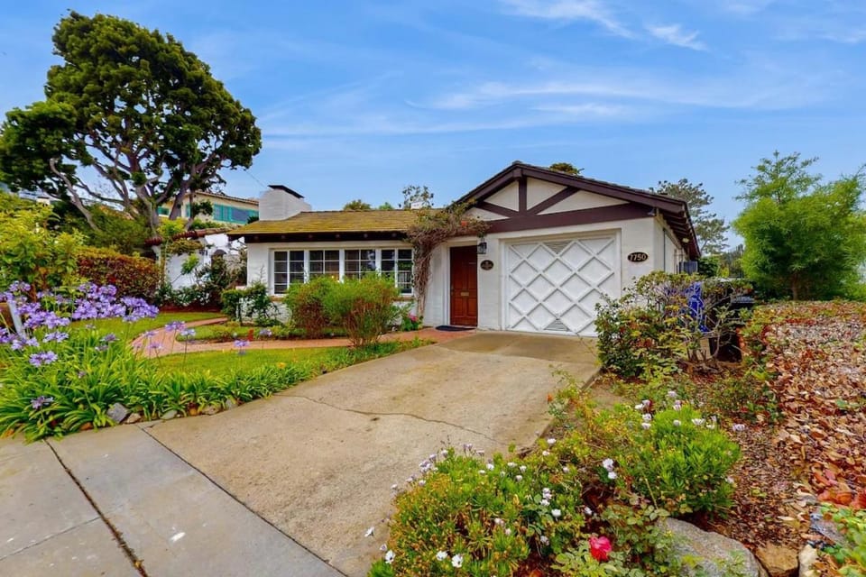 La Jolla Historic Gem, Hot Tub, Game Room, Garden Oasis with Firepit & Courtyard Dining House in La Jolla