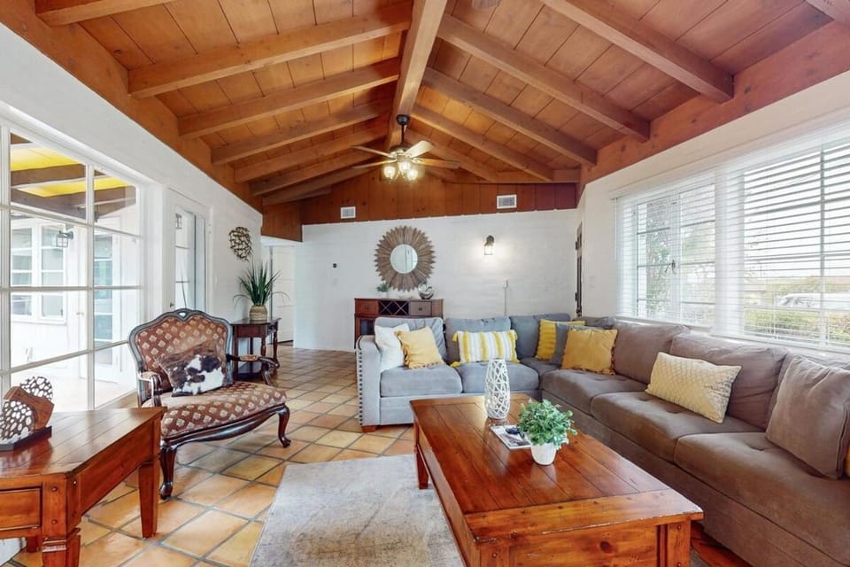 La Jolla Historic Gem, Hot Tub, Game Room, Garden Oasis with Firepit & Courtyard Dining House in La Jolla