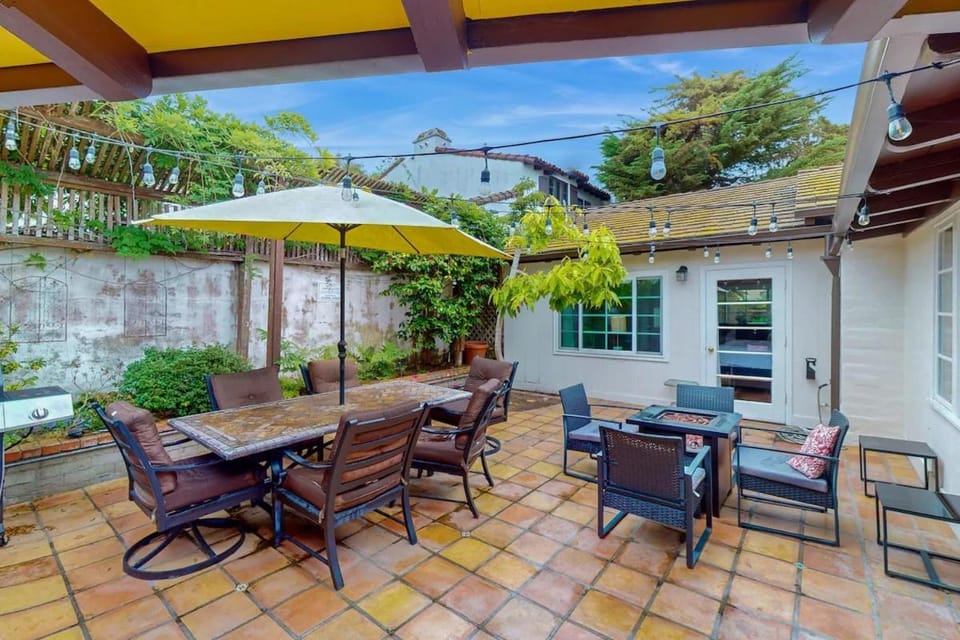 La Jolla Historic Gem, Hot Tub, Game Room, Garden Oasis with Firepit & Courtyard Dining House in La Jolla