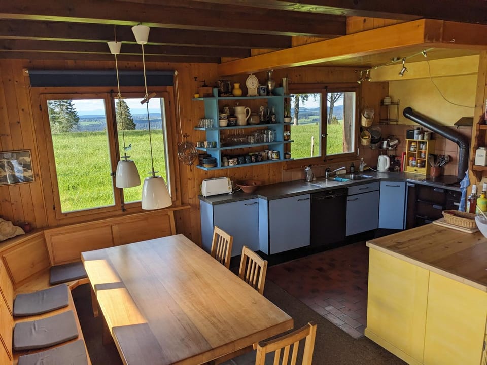Kitchen or kitchenette, Dining area