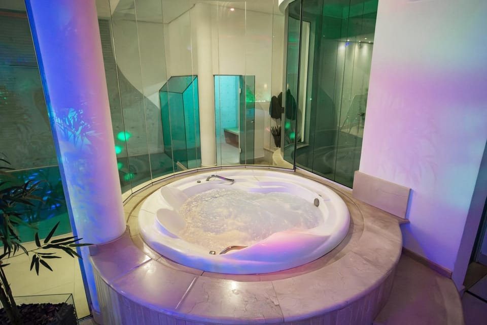 Hot Tub, Photo of the whole room, Swimming pool