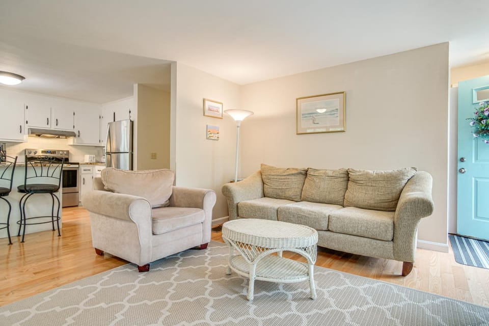 1/2 Mi to Cooks Brook Beach: Cape Cod Gem w/ Deck House in North Eastham