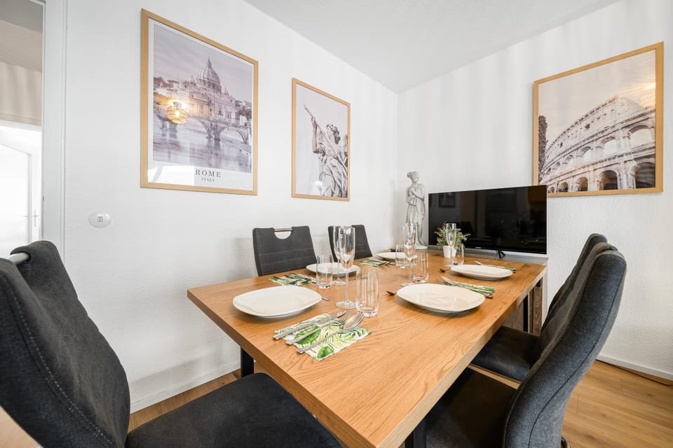 TV and multimedia, Dining area, Food, Entertainment