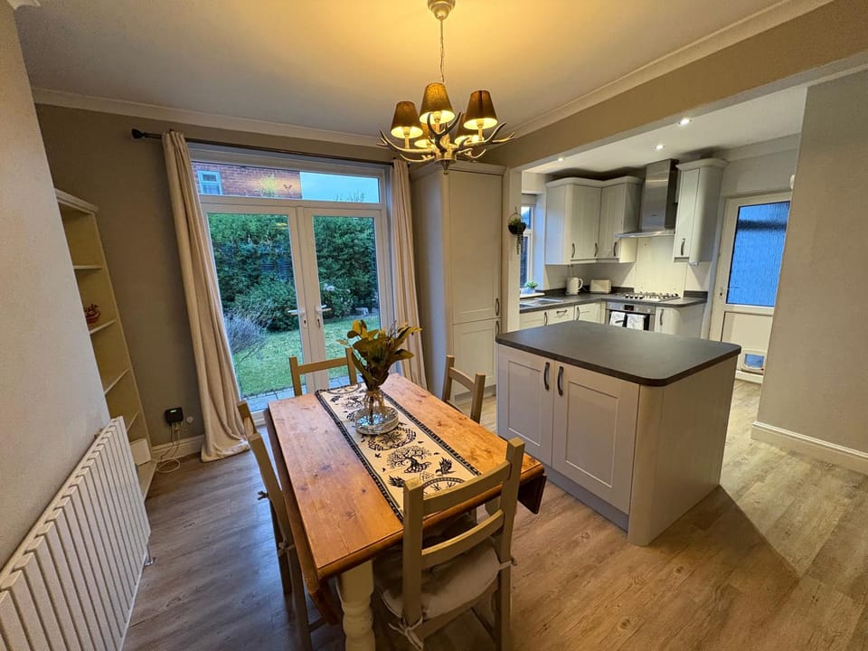 Kitchen or kitchenette, Dining area, dishwasher, stove