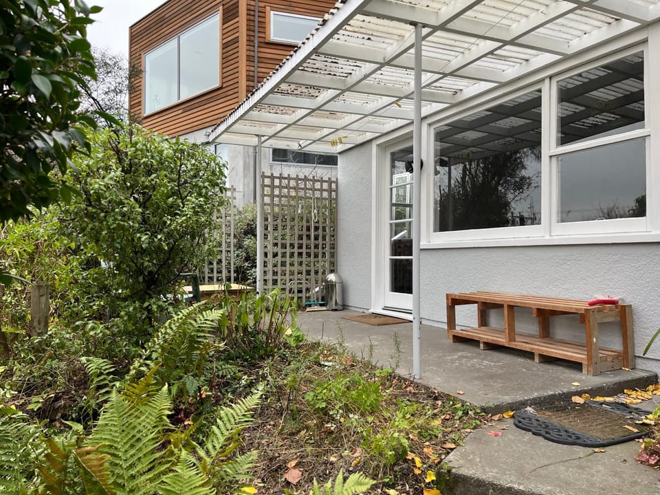 Retro cosy unit with lake views and patio walk to town Apartment in Queenstown