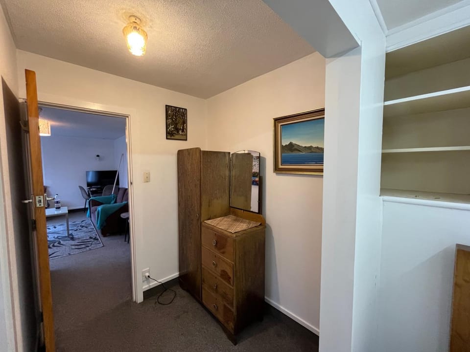 Retro cosy unit with lake views and patio walk to town Apartment in Queenstown