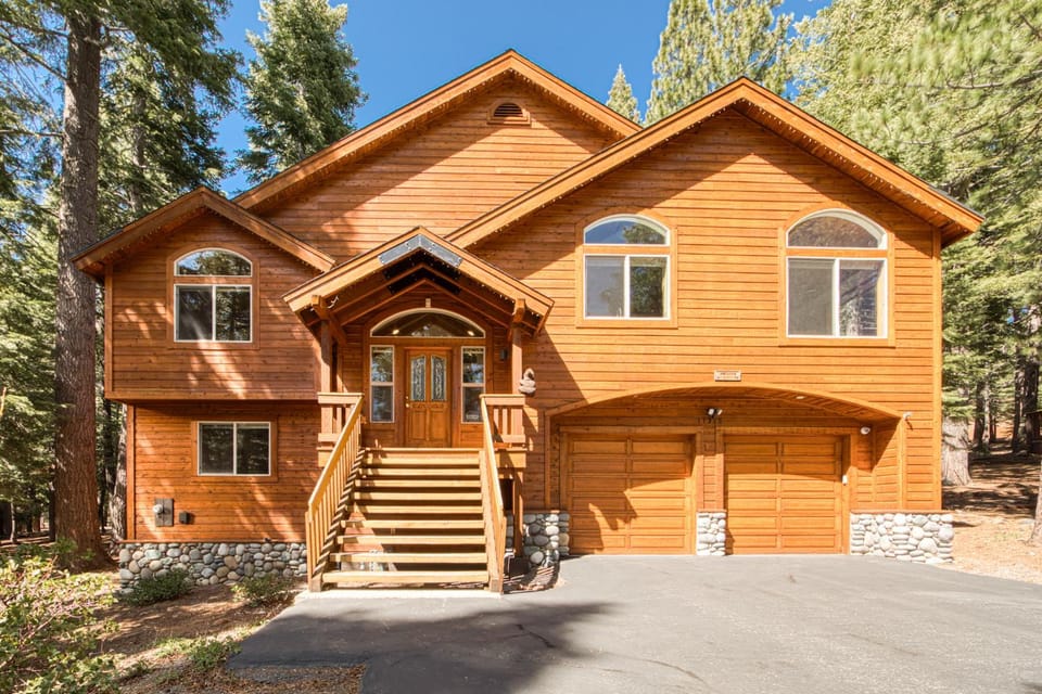 Jackpine Lodge at Tahoe Donner by Tahoe Getaways - Private Hot Tub w Foosball and HOA House in Truckee