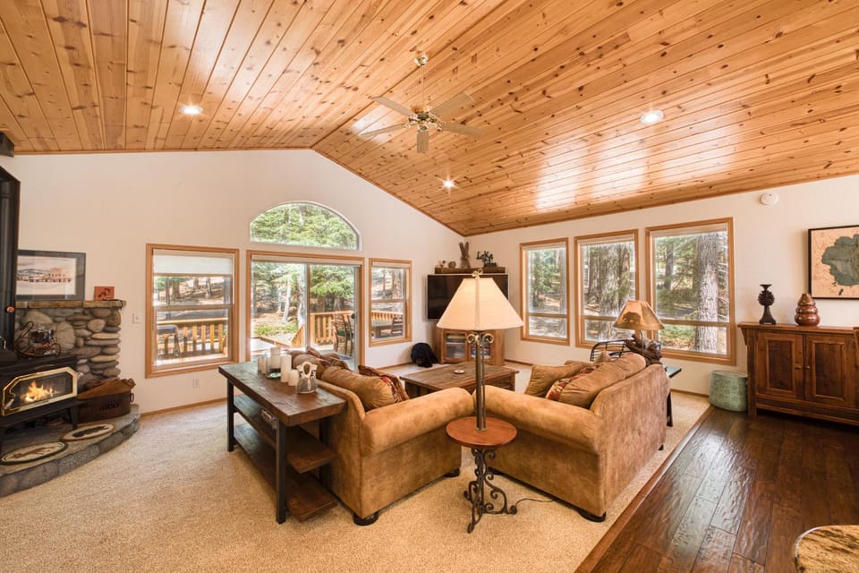 Jackpine Lodge at Tahoe Donner by Tahoe Getaways - Private Hot Tub w Foosball and HOA House in Truckee