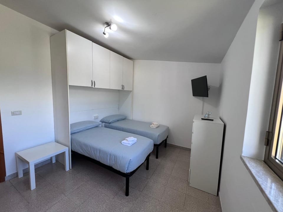 Bed, TV and multimedia, Photo of the whole room, Bedroom, wardrobe