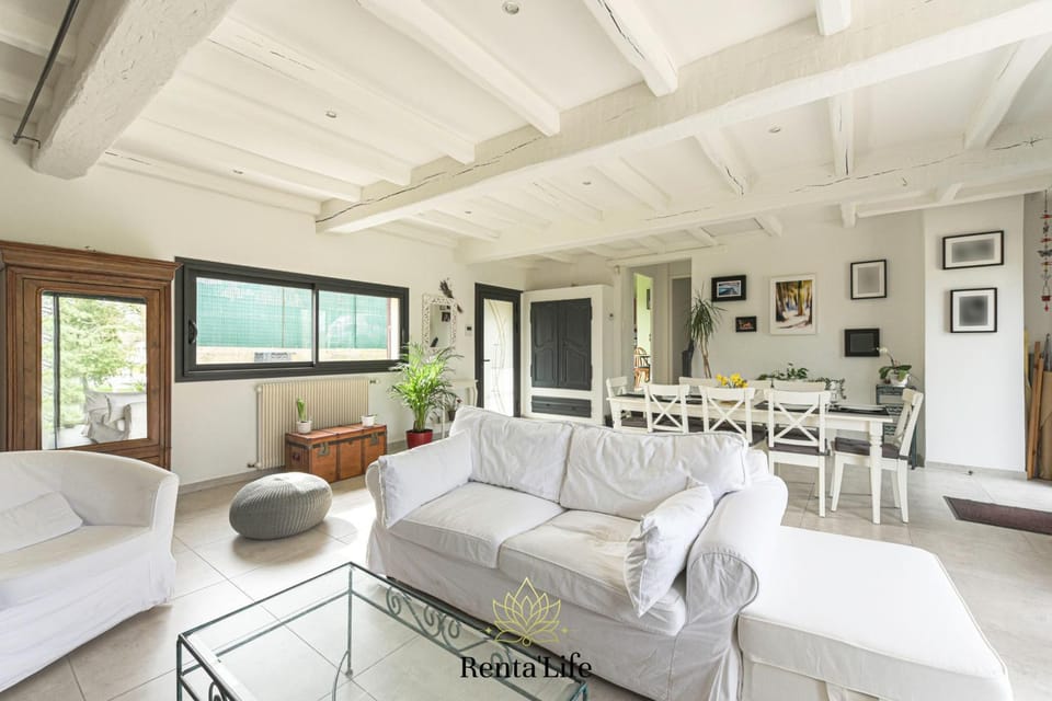 Living room, Seating area, Dining area