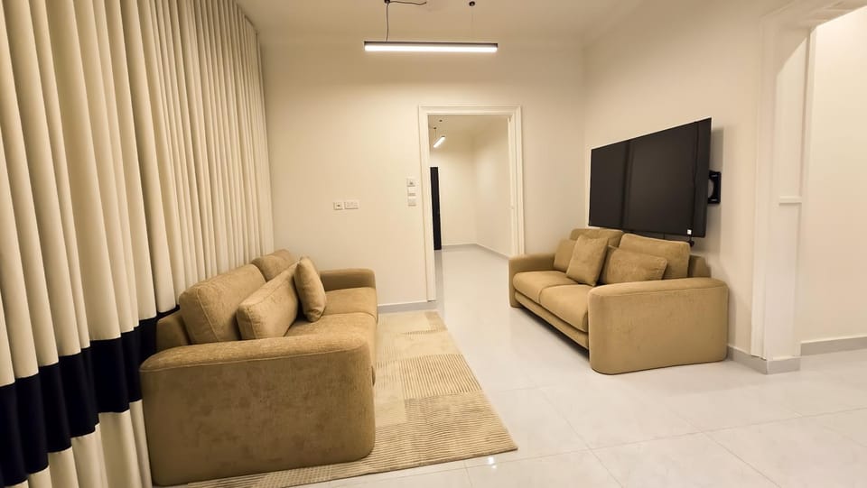 Communal lounge/ TV room, TV and multimedia, Living room, Seating area, Evening entertainment