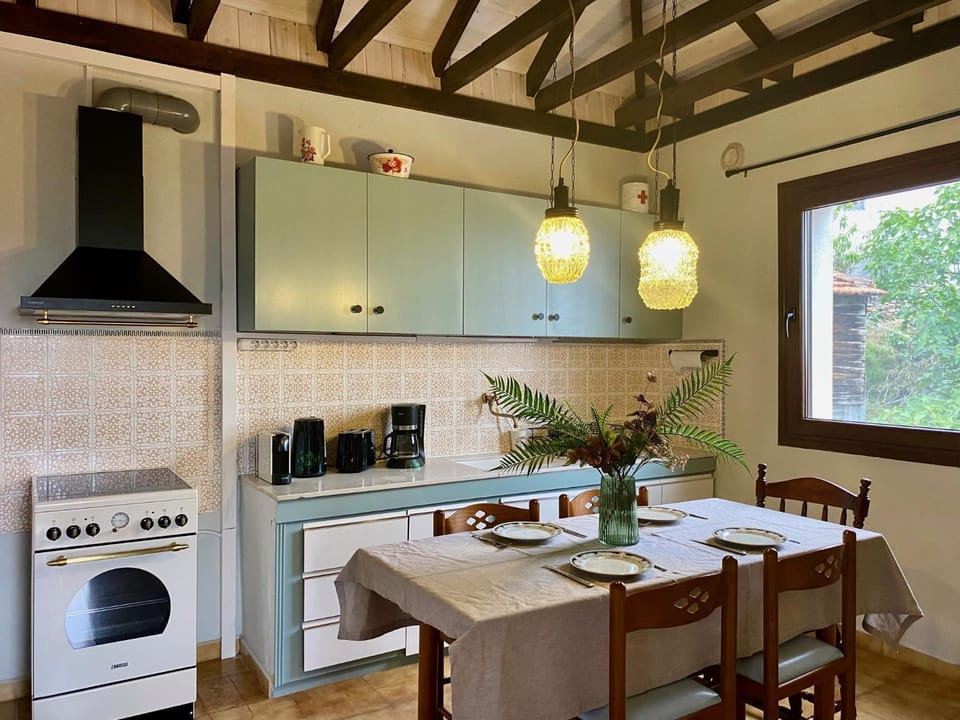 Kitchen or kitchenette, Dining area, Mountain view, Quiet street view, Inner courtyard view, oven, stove, toaster