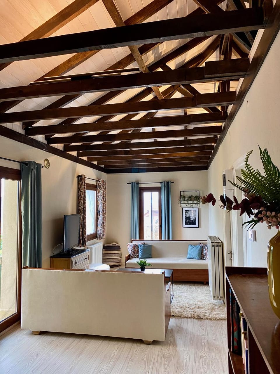 Library, TV and multimedia, View (from property/room), Living room, Seating area, Garden view, Lake view, Mountain view