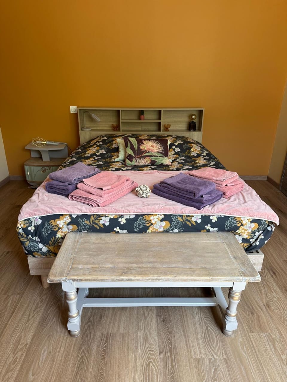 Bed, Photo of the whole room, Bedroom, towels