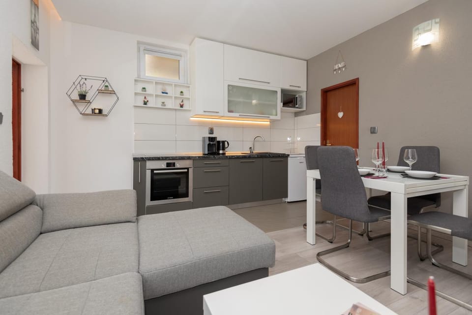Coffee/tea facilities, Kitchen or kitchenette, oven, stove, toaster, air conditioner