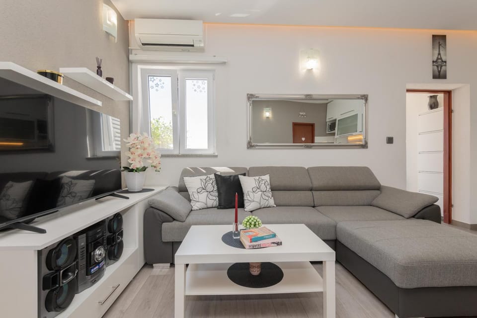 TV and multimedia, Living room, air conditioner