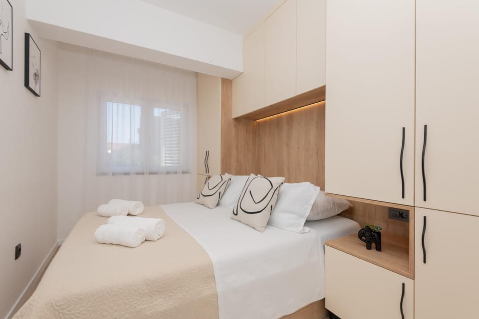 Bed, Photo of the whole room, Bedroom, towels, wardrobe