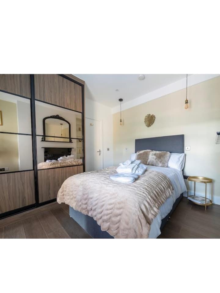 Luxury double bedroom en suite Vacation rental in London
