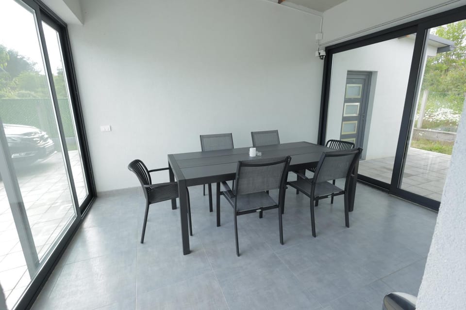 Seating area, Dining area