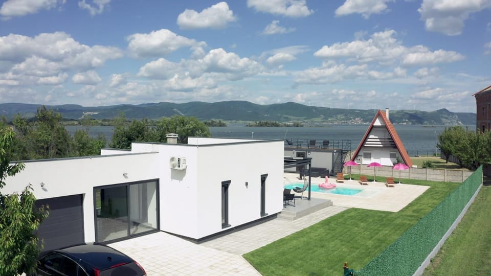 Property building, Day, Neighbourhood, Pool view, River view, Swimming pool, Parking, sunbed