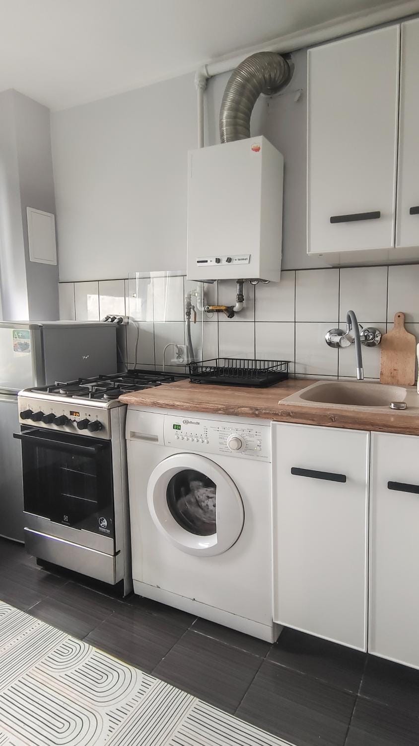 Kitchen or kitchenette, washing machine