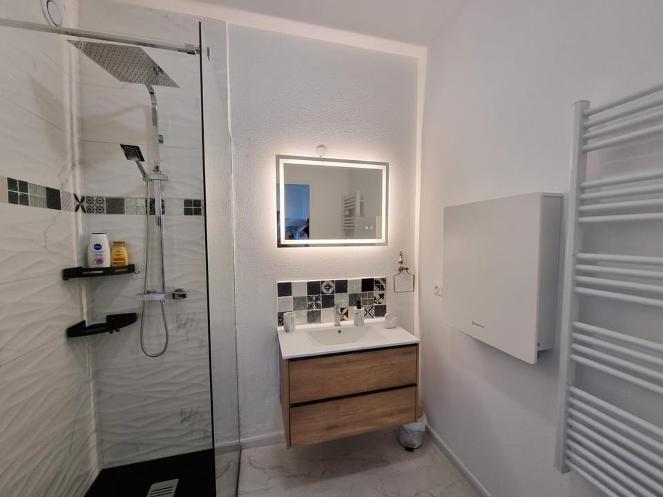 Shower, Bathroom, hair dryier