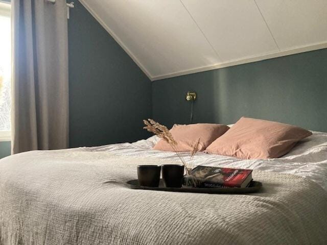 Staff, Bed, Photo of the whole room, Bedroom