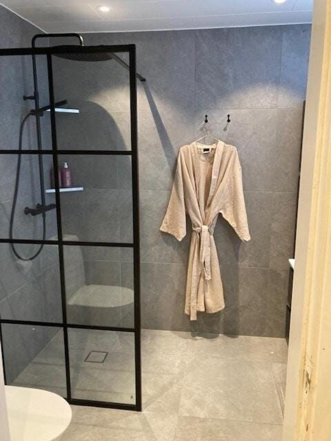 Shower, Hot Tub, Bathroom