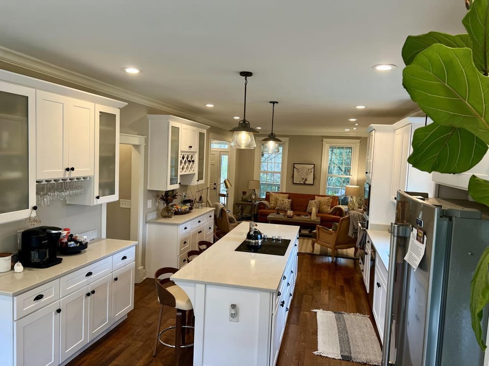 Kitchen or kitchenette, Living room, Seating area, Dining area, dishwasher, oven, pet friendly, stove