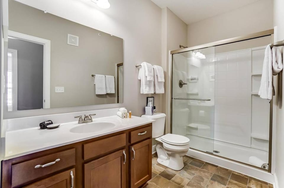 Paws Of Polaris 2BR 1st Floor Walk-In Shower Apartment in Westerville