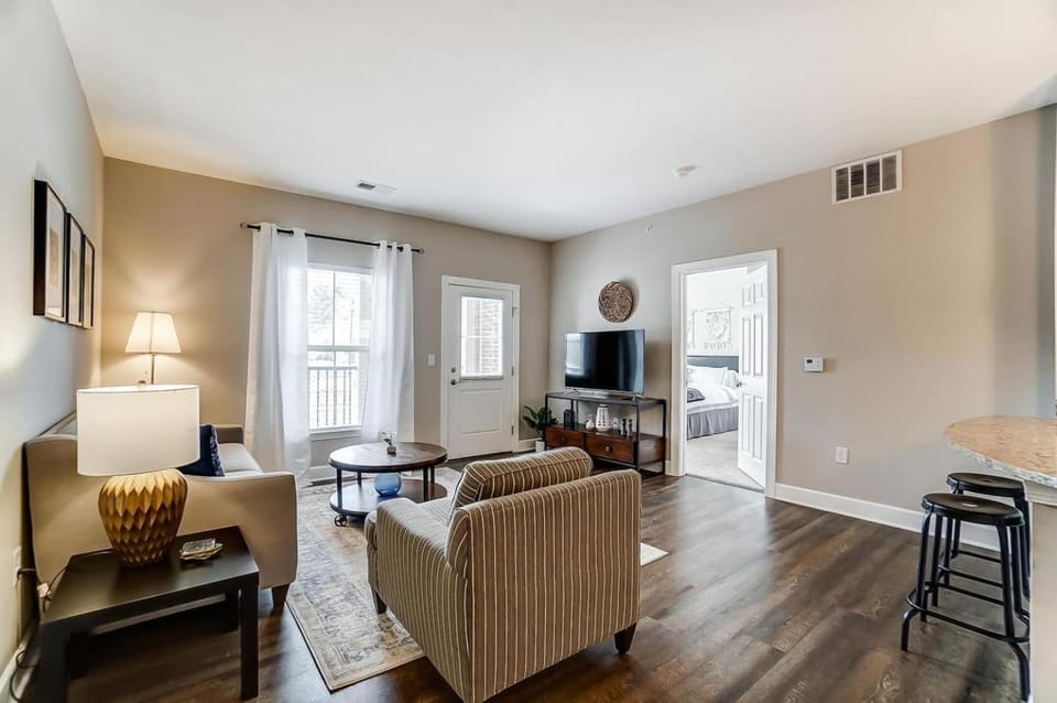 Paws Of Polaris 2BR 1st Floor Walk-In Shower Apartment in Westerville