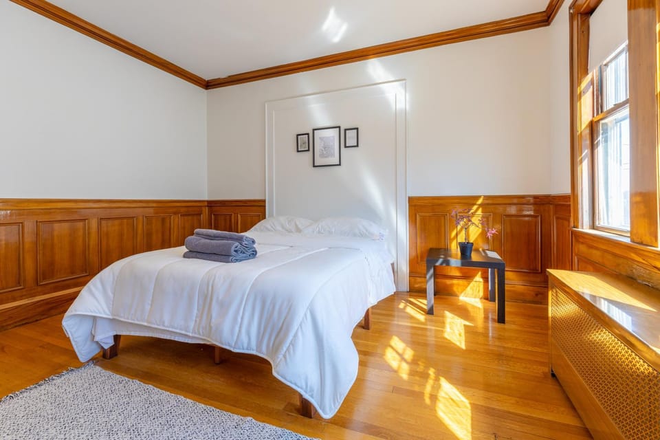 154 Quite & Bright & Spacious Apt in Brighton Vacation rental in Brookline