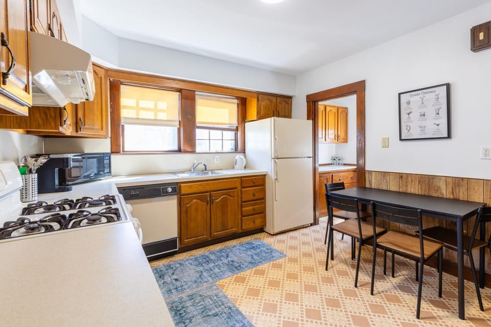 154 Quite & Bright & Spacious Apt in Brighton Vacation rental in Brookline