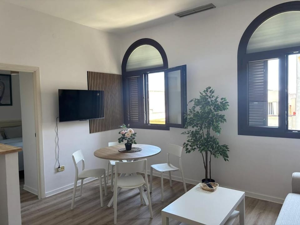TV and multimedia, Living room, Seating area, Dining area